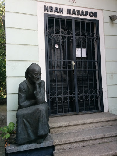 Ivan Lazarovs house with statue
