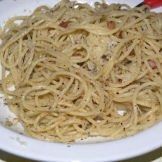 Spaghetti With Bacon, Garlic and Pine Nuts As I Like It!