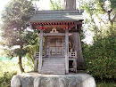 祠 (Small shrine)