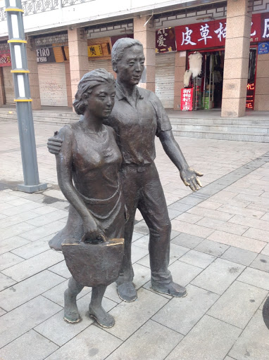 Bronze statue couple