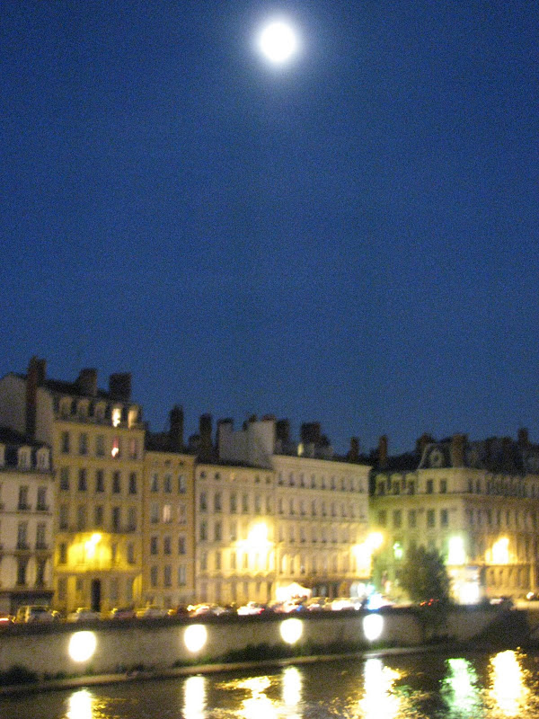 Lyon by night - Lune sur les quais de la Saone