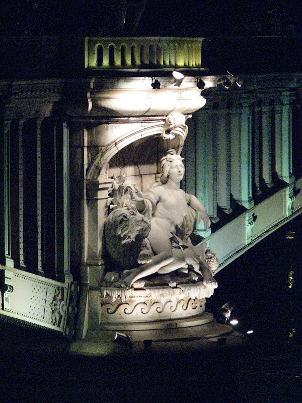 Lyon by night - Statue Pont Lafayette