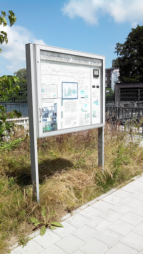 Informationsschild für die Wasserkraftanlage In Hamburg Fuhlsbüttel
