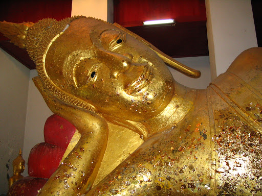 Złoty leżący Budda