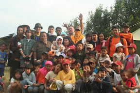 foto bersama anak-anak sukawana foto bersama anak-anak sukawana