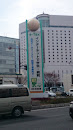 岡山駅前 広告時計台