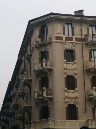 Palazzo Con Balconi Decorativi Foglie E Soli