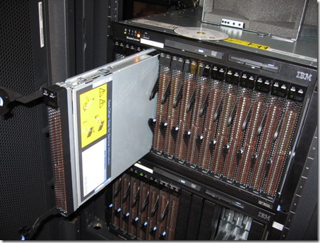 800px-IBM_bladecenter_(front)