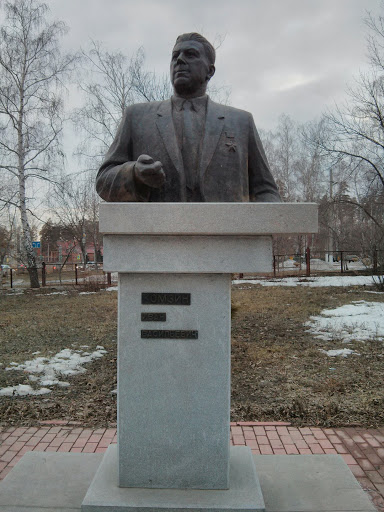 Памятник-бюст И. В. Комзина