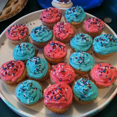 Fluffy White Cupcakes With Creamy Cream Cheese Frosting