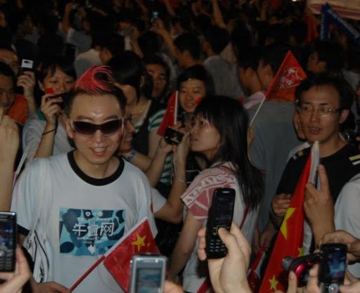 千人举拍奥运火炬头