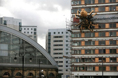 Giant Mechanical Spider Appears Liverpool 0l3SnCXK2YUl