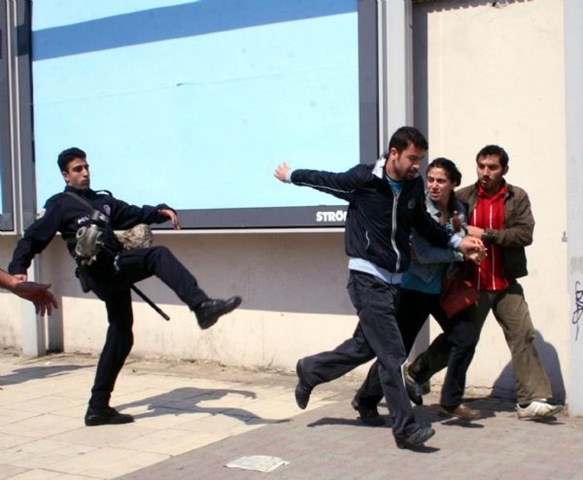 [1 mayis polis iskence[5].jpg]