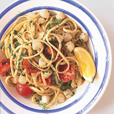 Linguine with Bay Scallops, Fennel, and Tomatoes