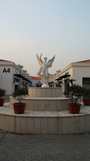 奥特莱斯广场天使雕像