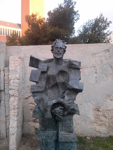 Monumento A Julián Besteiro