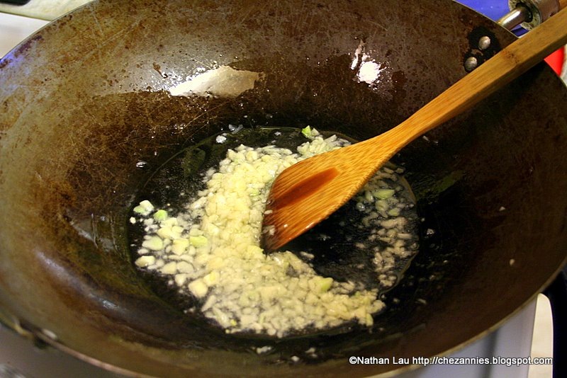 [frying garlic for fried hokkien mee[6].jpg]