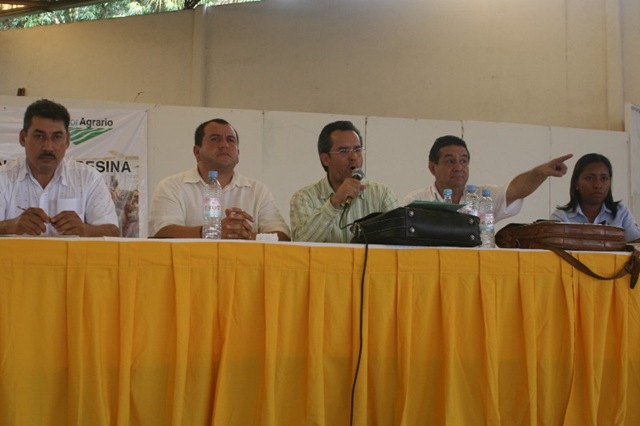 [audiencia campesina 1 ok[3].jpg]