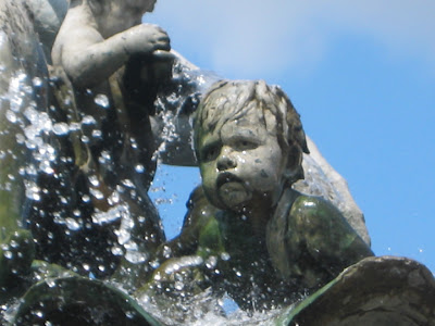 Ni&ntilde;o en La Fuente de Neptuno