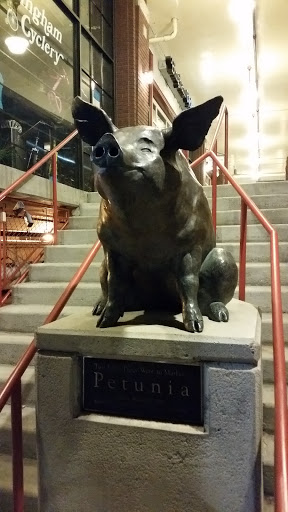 Petunia Pig Statue