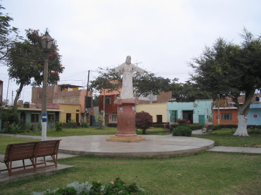 Cristo En Plaza Armas Laredo