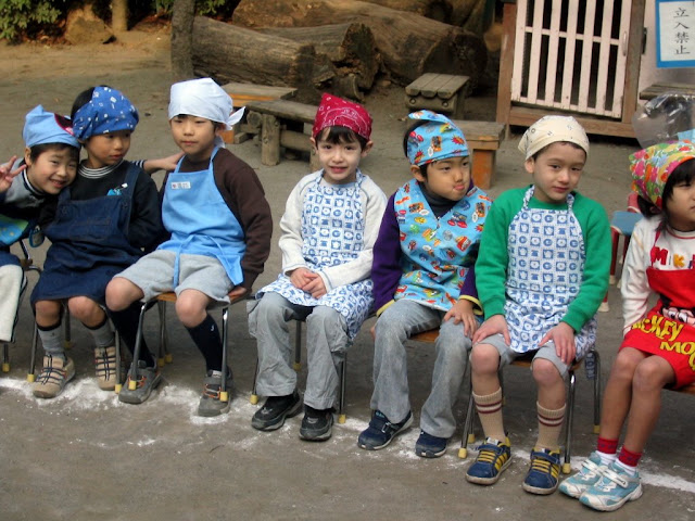 Kai and his classmates waiting for the mochi pounding to begin Kai and his classmates waiting for the mochi pounding to begin