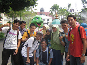Di depan gerbang Dufan