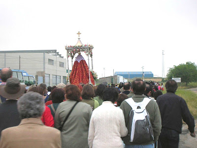 La Virgen de Luna en el 'Arroyo Hondo' de vuelta a su santuario, acompañada por los hermanos de la cofradía y devotos. Foto: Pozoblanco News, 27 de mayo del 2007 