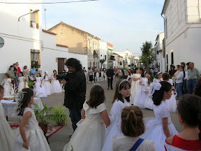 Las pequeñas de primera comunión en la procesión de 2007 de la Virgen Milagrosa. Foto: Pozoblanco News