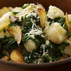Less-Than-15-Minute Spinach and Gnocchi with Garlic Chips