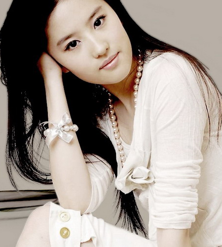 Asian-chinese-beautiful-young-actress-Liu-Yifei.jpg