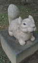 松鼠雕像