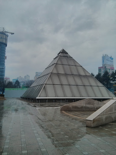 피라미드 채광창