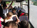 Ve zcela pln�m autobuse n�kte�� zp��jem�ovali spolucestuj�c�m cestu.