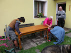 Je�t� n�m pros�m pomozte rozmontovat ten st�l.