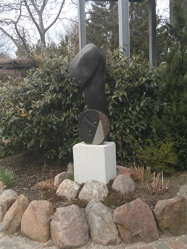 Kopfstehende Skulptur