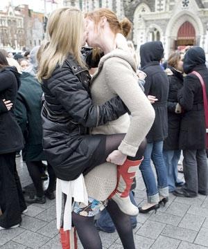 [girlskissing[3].jpg]