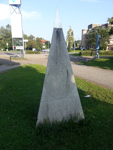 Kinder Obelisk