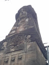 Obelisk mit Gesicht