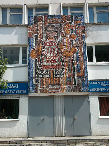 Панно на здании инженерного факультета БашГУ