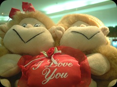 Boneka 2 Monyet Di Toko Mas