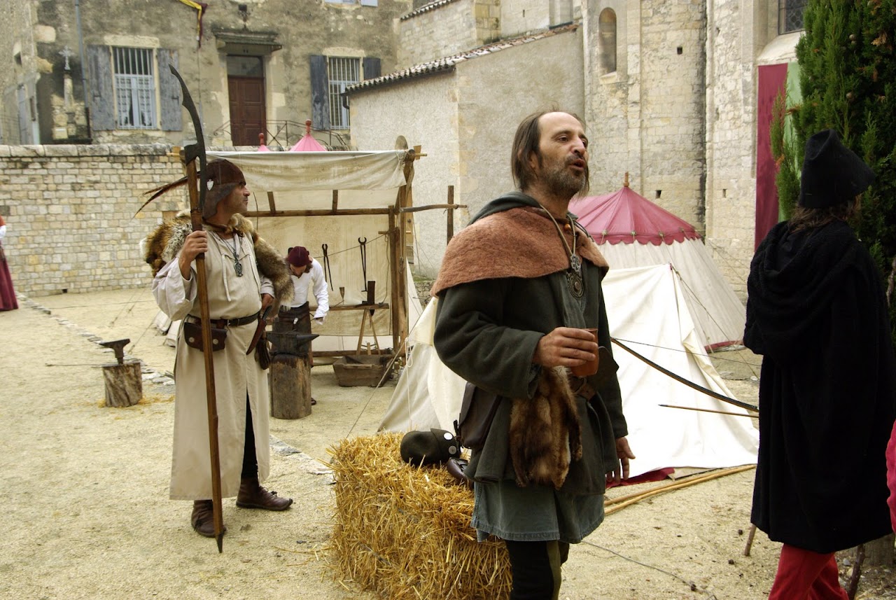 Fête médiévale à Cruas (Ardèche) - devant quelques amateurs de boissons, qui commentent les résultats. Pendant ce temps, la garde vielle…