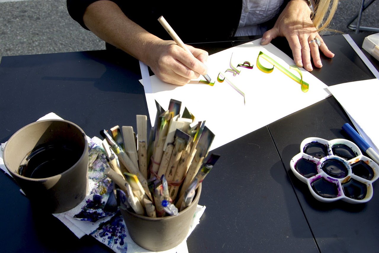 Fête médiévale à Cruas (Ardèche) - Pendant ce temps-là, une (jolie) calligraphe réalise des petits tableau avec le prénom de ceux qui le désire. Mon prénom à moi, c'est Barbare !