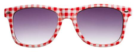 gafas de sol de cuadros rojos y blancos
