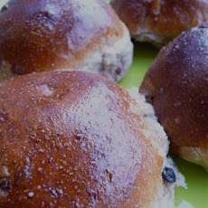Whole Wheat Rolls With Currants and Toasted Walnuts