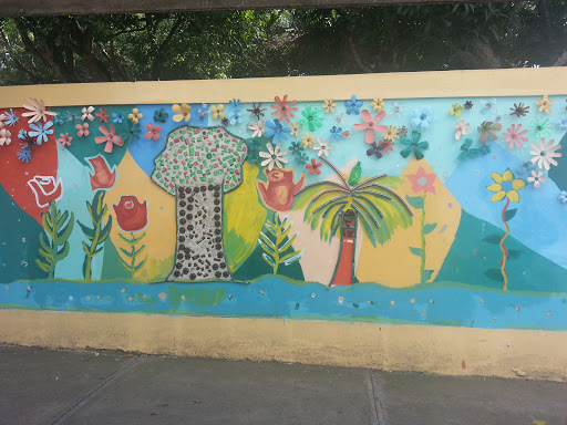 Mural Materiales Reciclado Escuela Albergue Infantil