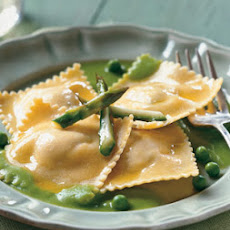 Ravioli di Ricotta e Asparagi con Salsa di Piselli