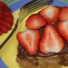 Pound Cake Slices With Nutella and Fresh Strawberries