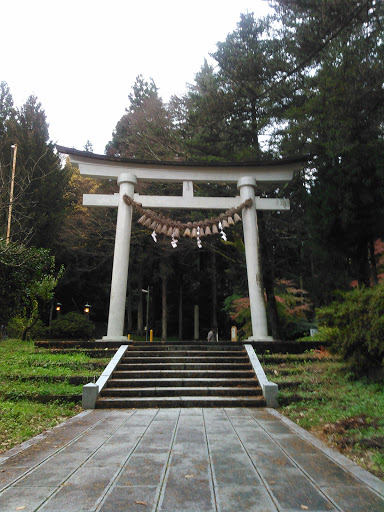 青海神社の白い鳥居