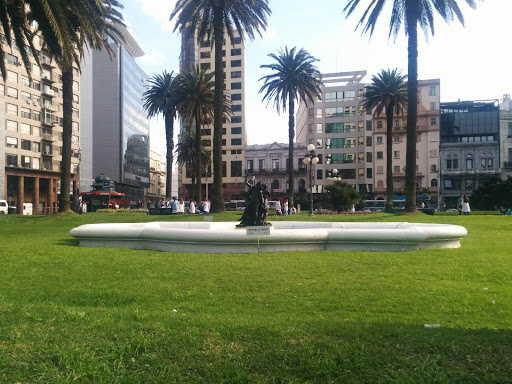 Fuente En Plaza Independencia